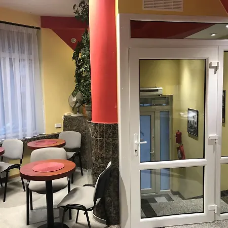 Aplauz Hostel *